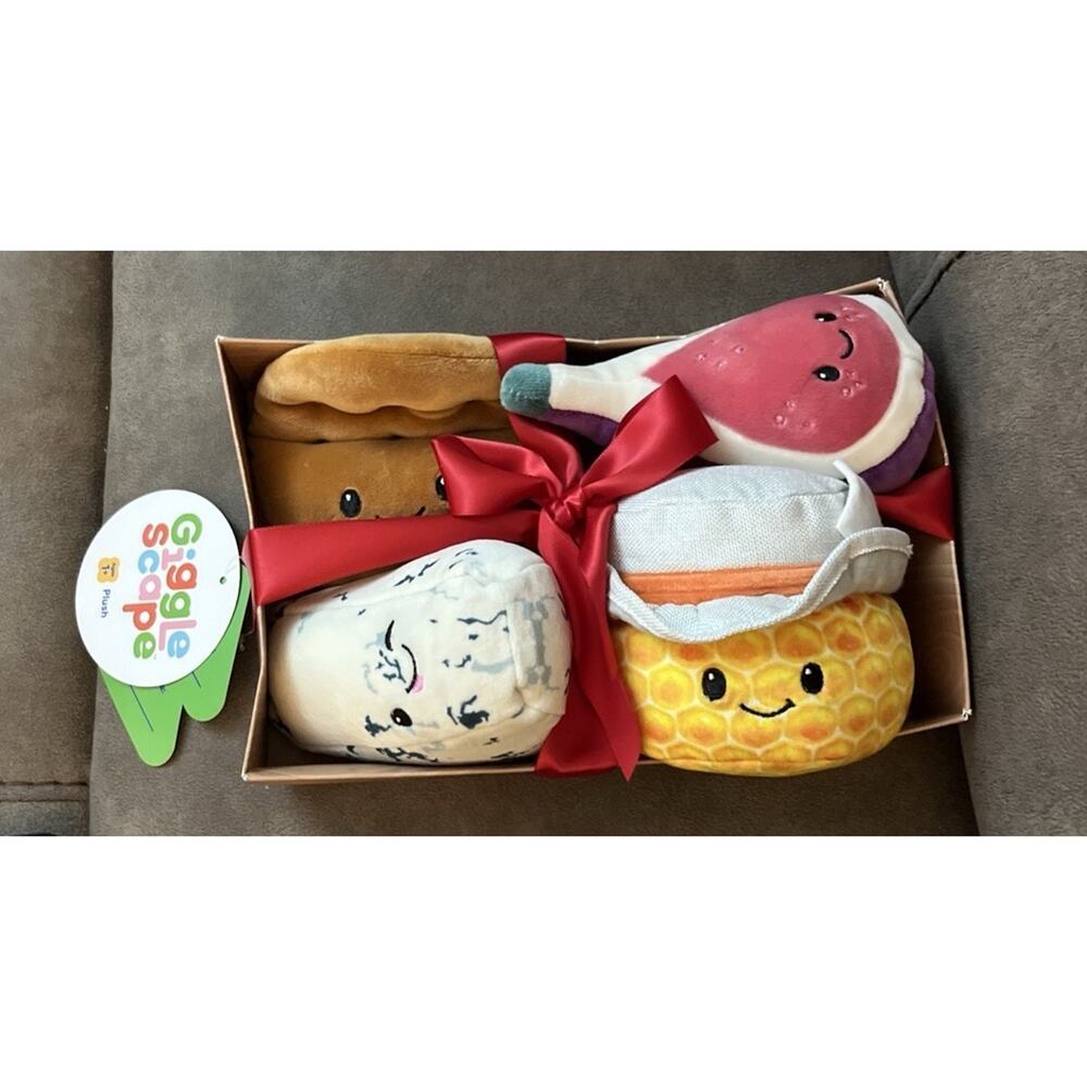NWT GIGGLESCAPE CHARCUTERIE BOX SET, FIG, BLUE CHEESE, HONEY & CRACKER PLUSH